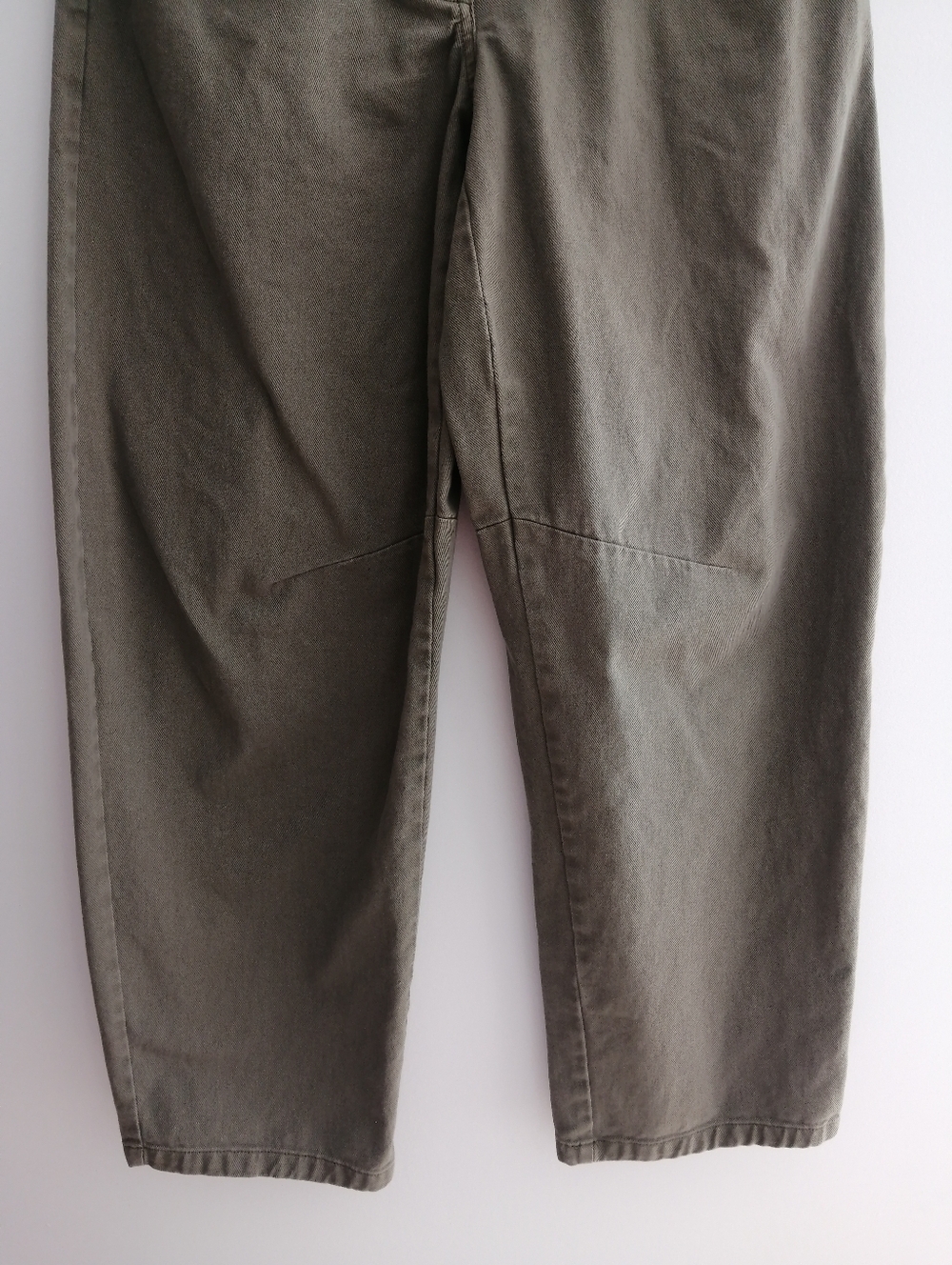 Aritzia Sunday Best Flan Barrel Leg Jeans Olive Green Size 10 - Picture 6 of 16